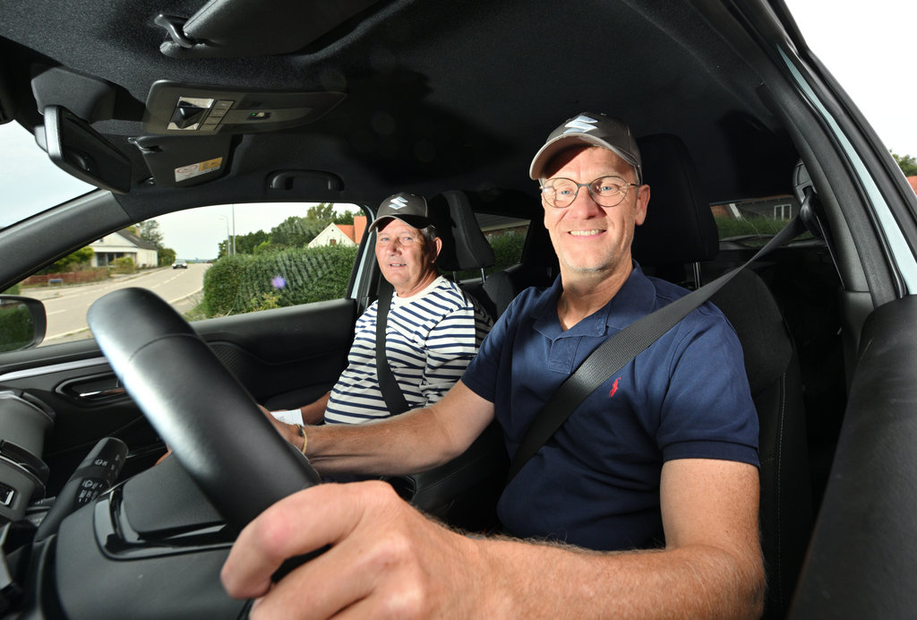 ”Vores Suzuki-elbil klarede opgaven fint,” siger Kenneth Kruse Simonsen (th.). ”Elbilerne skal med ind i motorsporten,” mener Ole Frederiksen.”
(Foto: Michael Eisenberg)